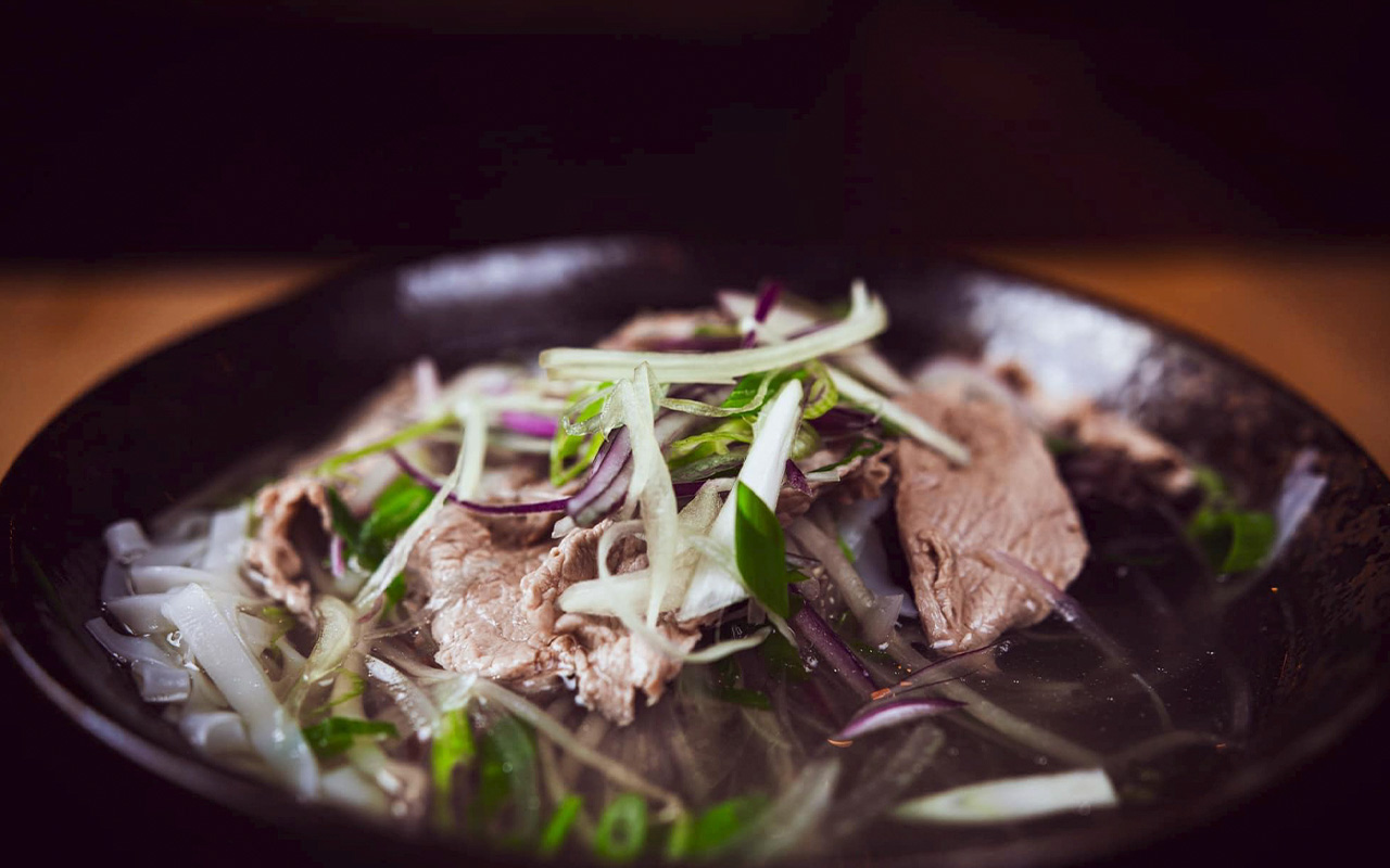 401 Phở Bò mit Rindfleisch und Reisbandnudeln